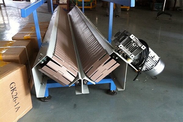 V type chain plate conveyor for soft bags