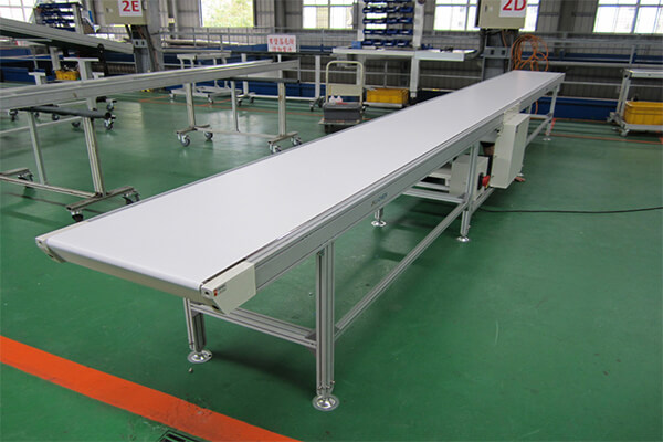 Knife edge belt conveyor for small pieces