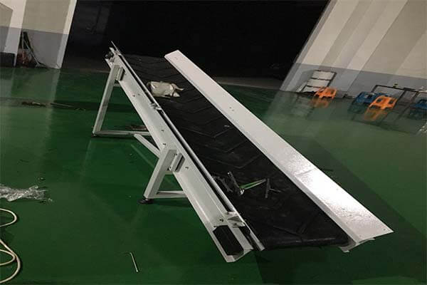 Rubber belt conveyor for hardware